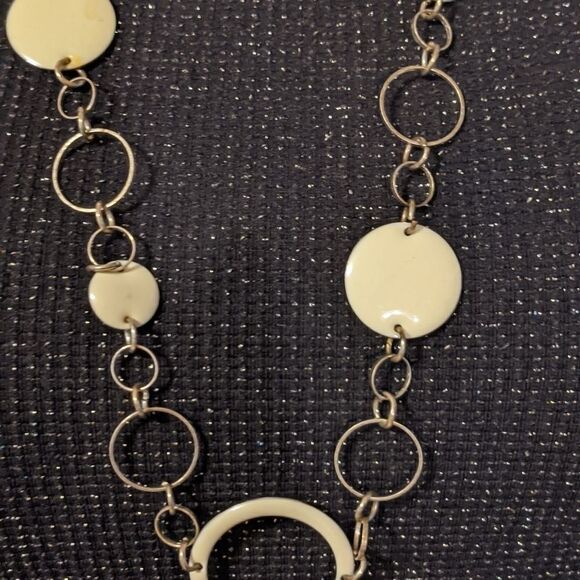 White & silver-tone circles necklace - Picture 3 of 3